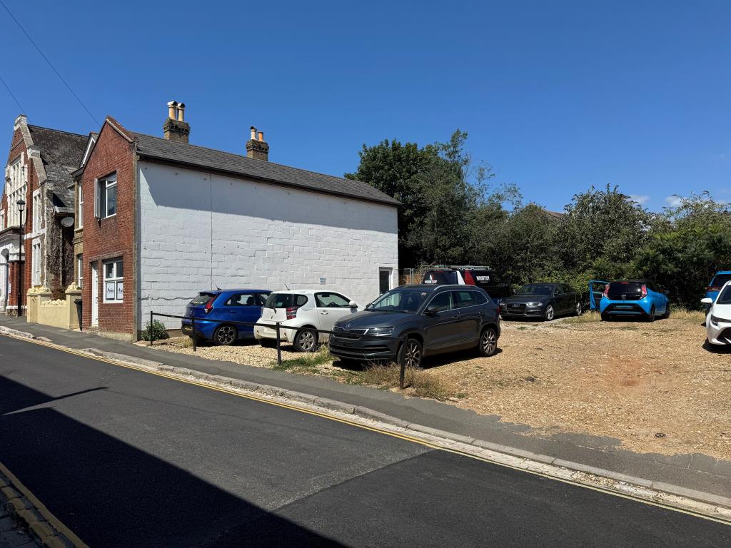 Lot: 80 - FREEHOLD TOWN CENTRE HOUSE COMMERCIAL INVESTMENT AND CAR PARK - View of the carpark at 25 Newport Street